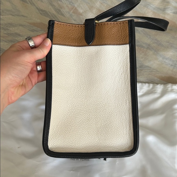 Coach Tan and Cream Leather Handbag with crossbody strap - Picture 3 of 8